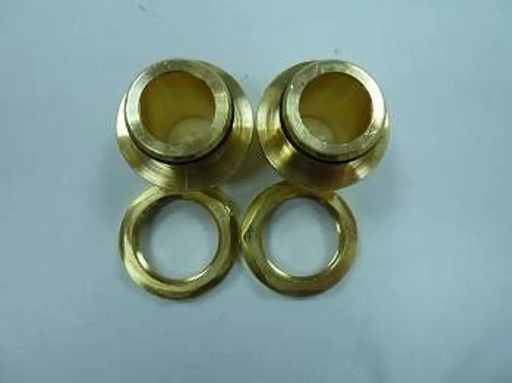 Vorlauf- und Rücklaufanschlüsse aus Messing, verwendet in Heizsystemen, unter anderem von der Marke Remeha. Zwei Teile mit entsprechendem Design sind abgebildet.